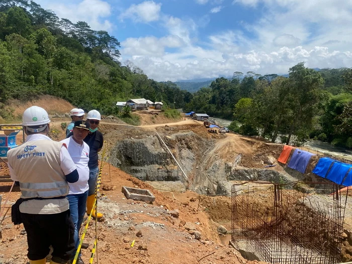 Tinjau Pembangunan PLTMH Sumber Jaya, Nukman Minta Masyarakat Jaga Kelestarian Hutan