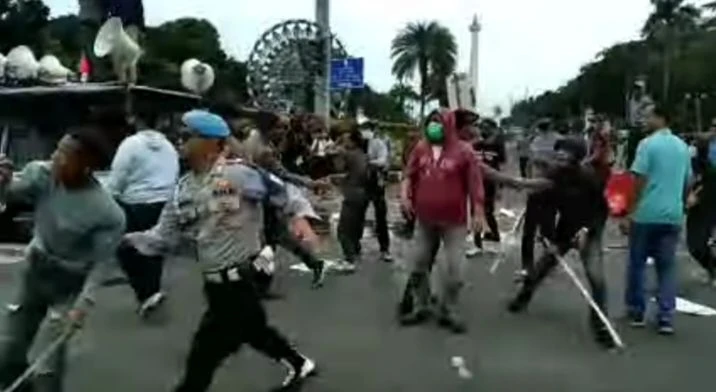 Di Tengah Sidang MK, Massa 01 dan 02 Bentrok di Patung Kuda
