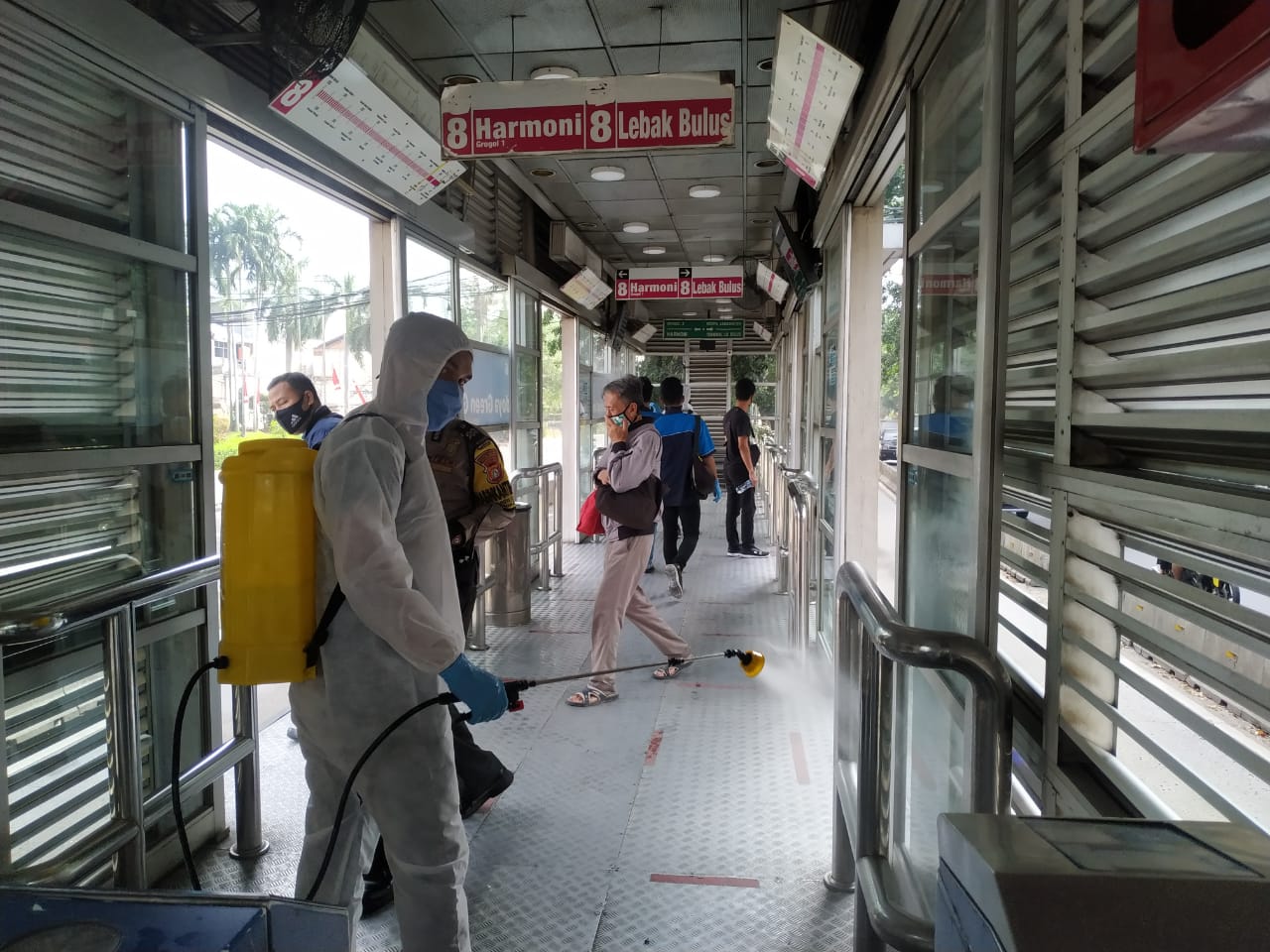 Halte dan Armada Transjakarta Rutin Disemprot Disinfektan