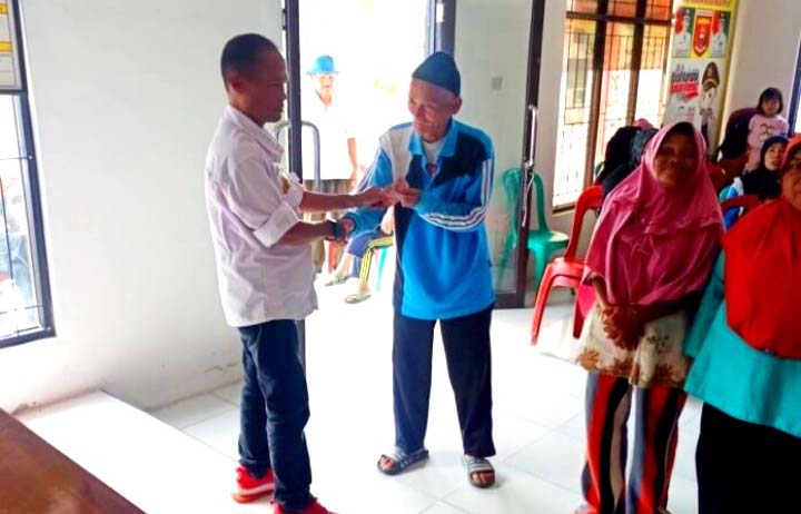 Penyerahan BLT DD Tahap 3 ( tiga ) Di Serahkan Langsung Peratin/Kades Pekon Kerang