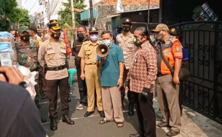 Pemukiman Warga di Jalan Intan Kemayoran Di Lockdown Mikro