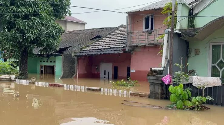 Turap Longsor Akibat Hujan Deras, 50 Rumah di Depok Direndam Banjir