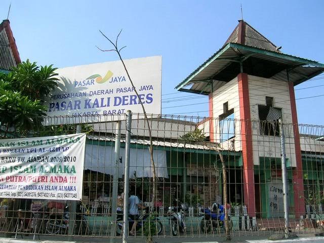 Pedagang Pasar Kalideres Protes Dipindahkan Ke Tempat Penampungan