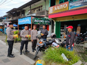 Kasiwas Polres Lambar Berbagi Berkah Kepada Tukang Ojek Konvensional
