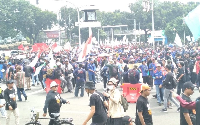 Peringati Mayday Ribuan Buruh "Kepung" Patung Kuda, Tuntut UU Cipta Kerja Dicabut