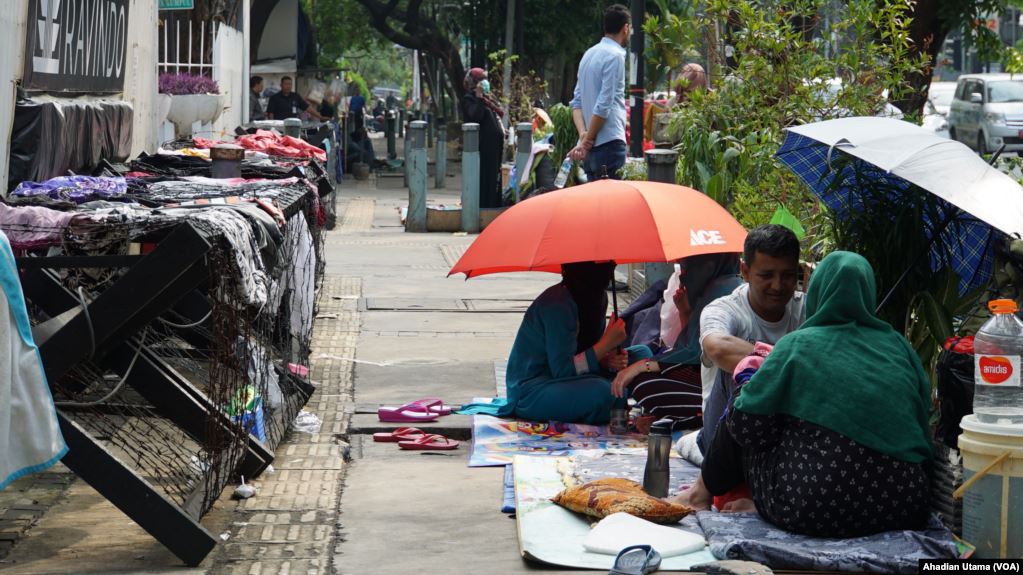 Pengungsi Kembali ke Trotoar Kebon Sirih, Anies Bakal Kordinasi Dengan Kemensos