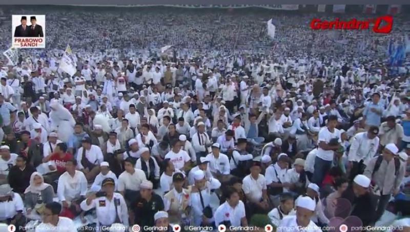 Jelang Kampanye Akbar, Prabowo-Sandi Sholat Subuh Bersama Ribuan Pendukung di GBK