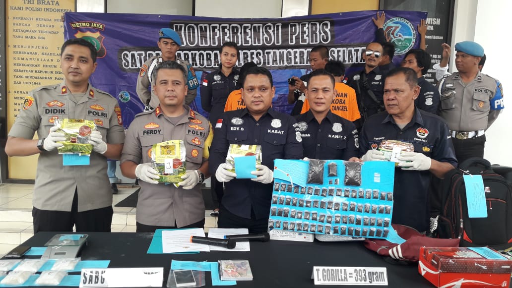 Jadi Pengedar Narkoba, Ibu RT dan Tukang Parkir Ditangkap Polisi