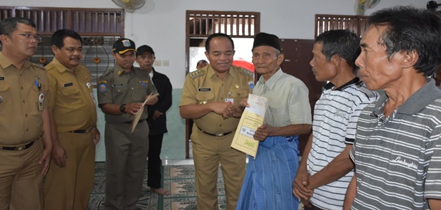 Walikota Jakarta Timur Serahkan Bantuan Bedah Rumah Pada 11 Warga