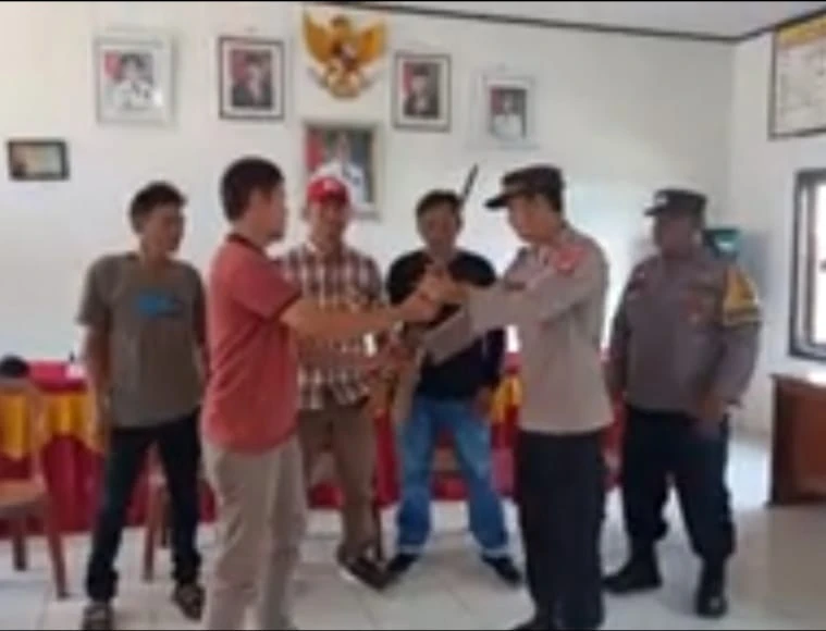 Peratin Yondri Mendampingi Warganya Menyerahkan Senjata Rakitan Kepihak Kepolisian