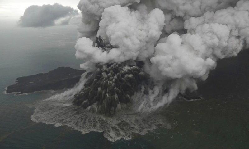 Biro Metereologi Australia Larang Pesawat Lintasi Selat Sunda