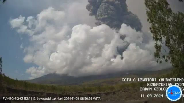 Sabtu Pagi Gunung Semeru dan Lewotobi Laki-laki Meletus Lagi