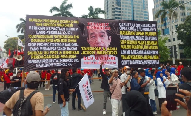 Hari Buruh; "Dibakarnya“ Jokowi dan 5 Hakim MK