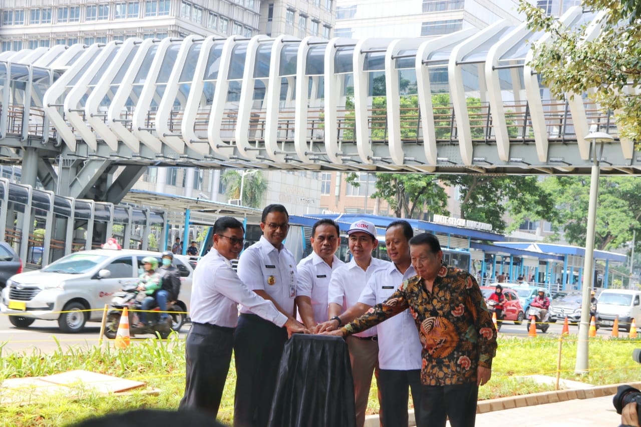 Anies Resmikan Tiga JPO Berdesain Artistik di Sudirman