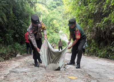 Polsek Balik bukit Ajak Masyarakat Gotong Royong Memperbaiki Jalan Yang Rusak