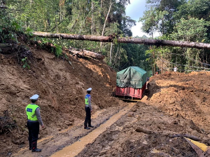 Jalur Liwa-Krui Kembali Longsor, Sat Lantas Polres Lampung Barat Himbau Pengguna Jalan Agar Berhati-hati