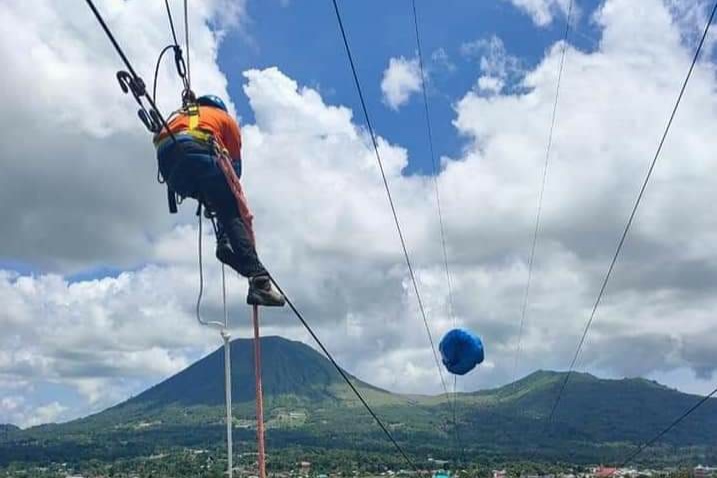 Ini Aksi Heroik Petugas PLN Penyelamat Atlet Paralayang Yang Tersangkut Jaringan Transmisi