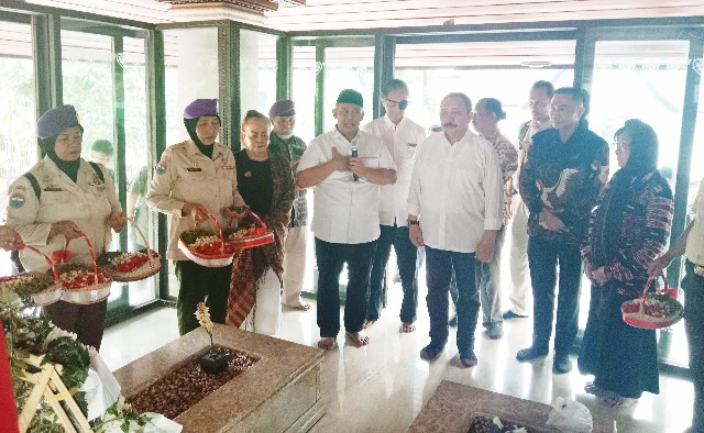 Para Negarawan Ziarah dan Lakukan Perenungan di Makan Bung Hatta