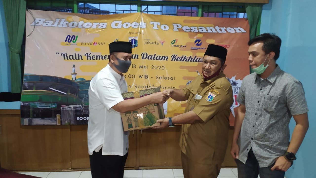 Wartawan Balaikota Jakarta dan Yayasan Sa'addatuddarain Bantu Guru Honorer