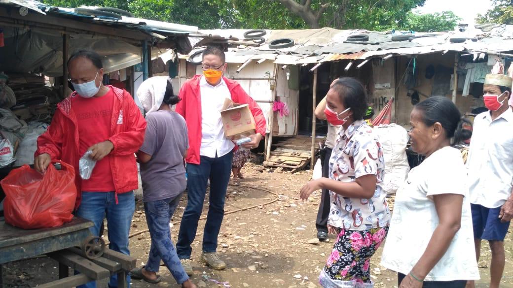 Datangi Warga 'yang terlupakan', PSI Tangsel Bagikan Masker