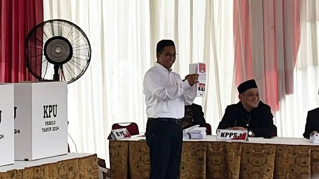 Jelang Nyoblos di TPS 60 Cilandak Barat, Anies Temukan Amplop dari Relawan di Kantong Celana
