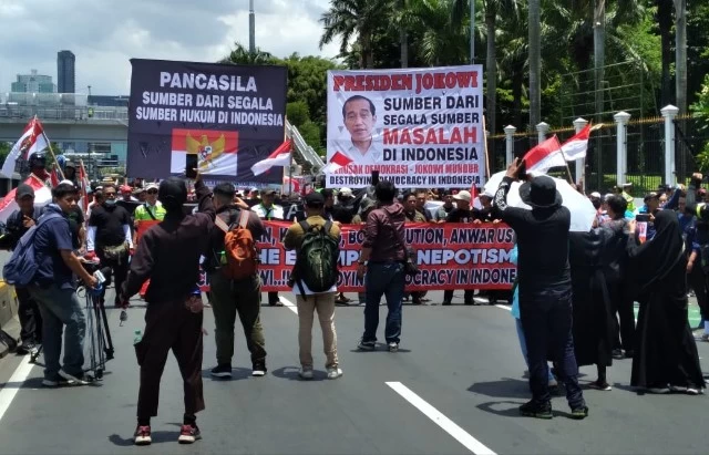 Ribuan Massa Kembali Geruduk DPR, Refly Harun: Diskualifikasi Paslon Curang!