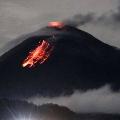 Gunung Semeru Muntahkan Awan Panas, 550 warga Mengungsi
