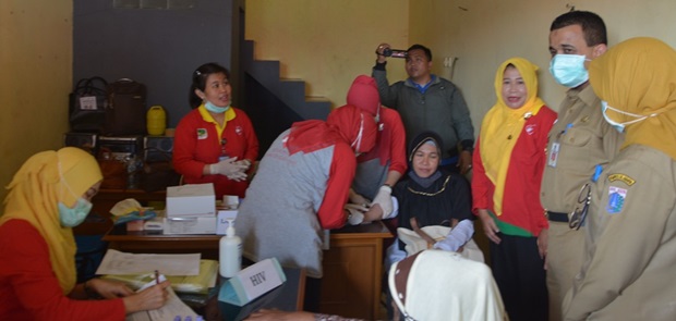 Warga Jakarta Timur  Mengikuti Skrining Penyakit Tuberkulosis