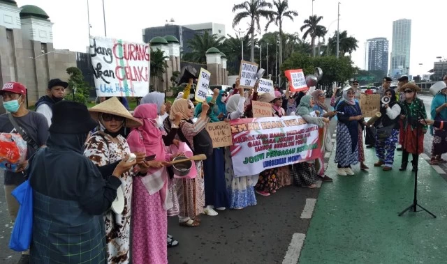 Demo DPR, Arisan Emak-emak Protes Kenaikan Harga Beras dan Tuntut Jokowi Dilengserkan