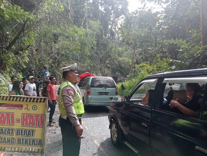 Satlantas Polres Lampung Barat atur jalur kemacetan menuju pantai Krui