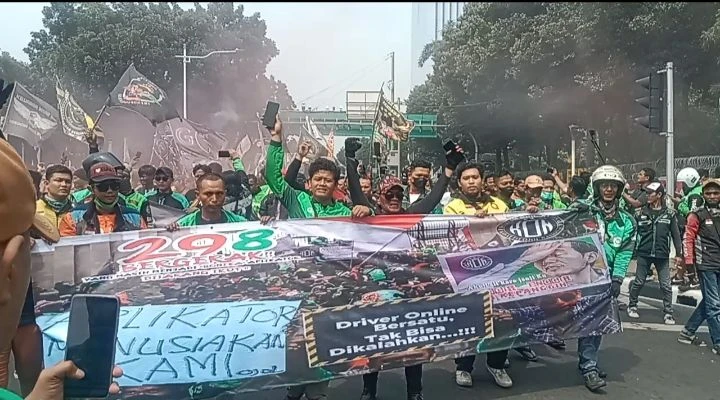 Banjiri Patung Kuda, Ribuan Pengemudi Ojol Minta Pemerintah Setop Serahkan Tarif ke Mekanisme Pasar