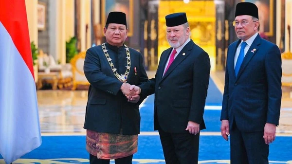 Malaysia Anugerahi Prabowo Tanda Kehormatan Darjah Kerabat Johor