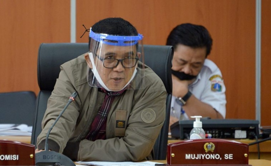 Pakai Pelindung Mika, Ketua Komisi A Kritisi Soal Reses