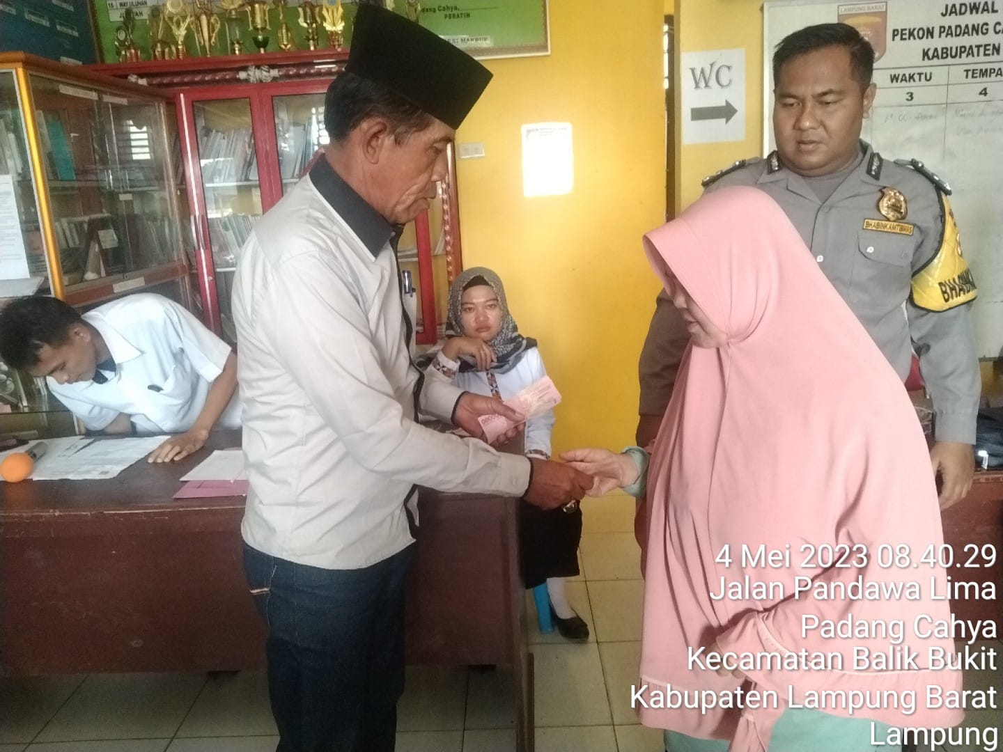 Murzani Memimpin Langsung Pembagian BLT DD 2023 Tahap Satu Di Balai Pekon Padang Cahya