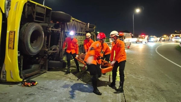 Bus Tujuan Yogyakarta Terguling di Exit Tol Semarang, 16 Orang Tewas