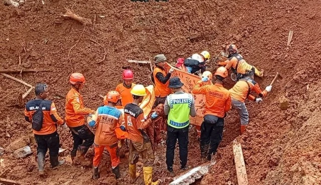 Korban Longsor Cibeunying Bertambah Jadi 13 Orang, 10 Masih Hilang