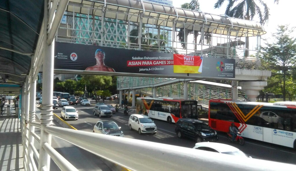 Reklame di JPO Thamrin-Sudirman dan di Harmoni Dipasangi Stiker Sanksi