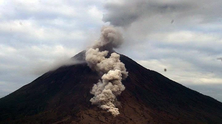 Meletus 3 Kali dalam Sejam, Gunung Semeru Muntahkan  Kolom Abu Setinggi 800 Meter