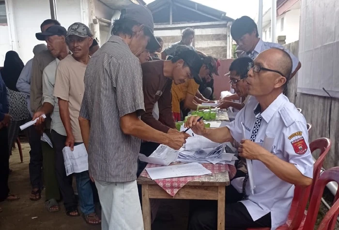 Peratin Pekon Kenali Membagikan Pupuk Non-Subsidi kepada 295 Keluarga Penerima Manfaat