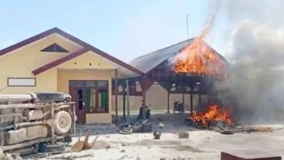 Diduga Lepas Bandar Sabu yang Ditangkap Warga, Kantor Polsek Batang Gadis Dibakar