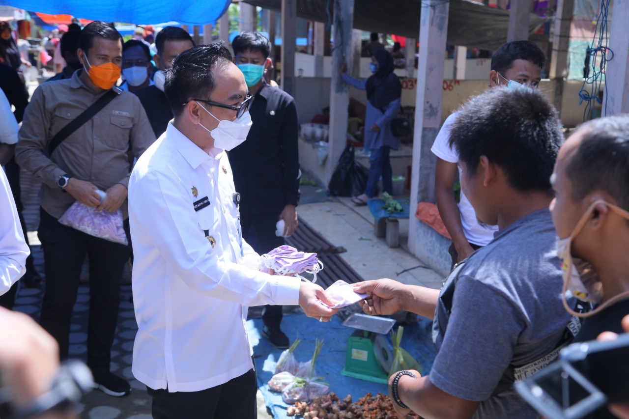 Raden Adipati Surya Bagikan Masker Kepada Pedagang dan Pembeli.