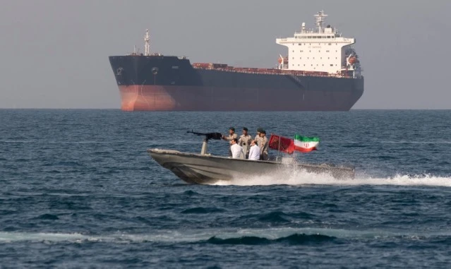 Harga Minyak Dunia Meroket, Iran Ancam Bakar Kapal Yang Berani Melewati Selat Hormuz