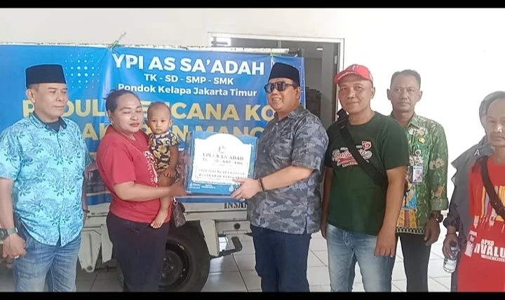 Pimpinan YPI As Sa'adah Yang Juga Anggota DPRD DKI Beri Bantuan untuk Korban Kebakaran Manggarai