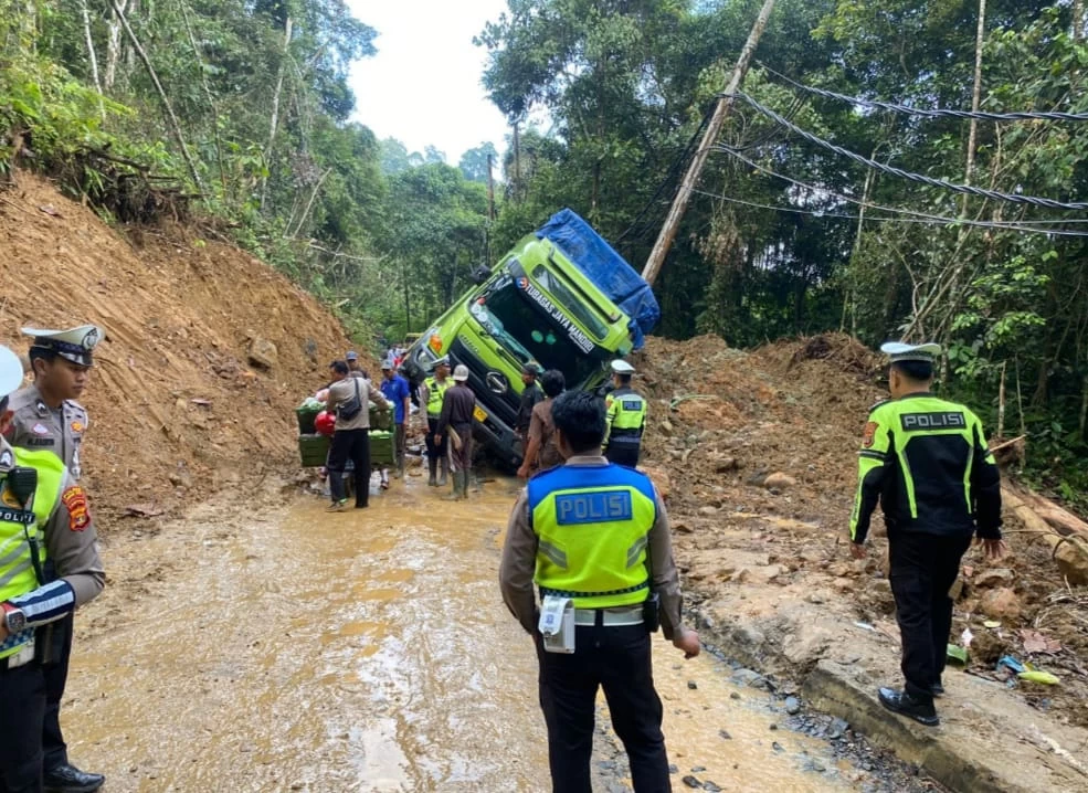Bahu Jalan Tertimbun Material Longsor Mengakibatkan Kemacetan Panjang