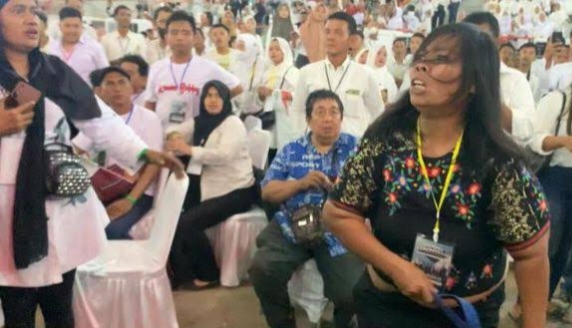 Teriak-teriak minta Keadilan, Seorang Wanita di Medan Lempar Sandal ke Arah Jokowi