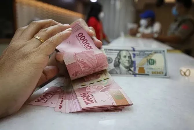 BI Naikkan Suku Bunga, Rupiah Malah Kembali Rontok ke Rp.16.200-an/Dolar AS