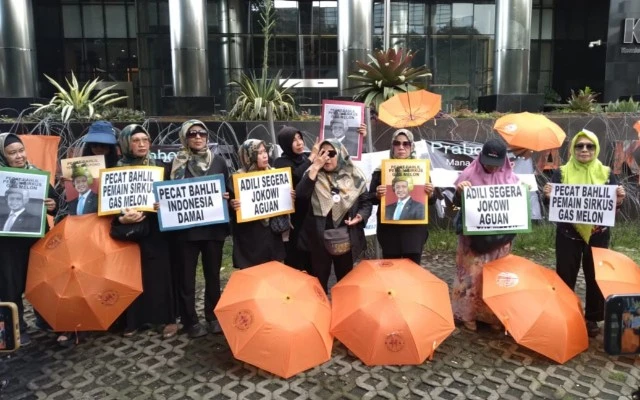Aksi di KPK, Emak-emak Teriak Adili Jokowi, Copot Bahlil!
