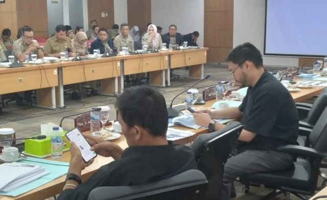 Wilayahnya Terbelah Oleh Tembok, Warga di Pegadungan Minta RT-nya Dipecah