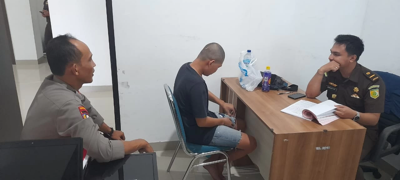 Satreskrim Pesibar Melimpahkan Tersangka Curhat Ke Kajari Lampung Barat