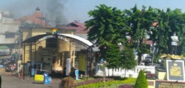 Mapolrestabes Surabaya Diserang Aksi Bom Bunuh Diri, Polisi dan Warga Jadi Korban